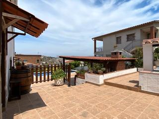 Casa en Carrer de pi i molist 8. Casa con jardín, piscina y cocina de verano en parcela de 800 m2