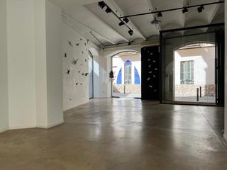 Location Local commercial à Calçada dels monjos 26. Local luminoso con patio y tres escaparates, ideal para estudio,