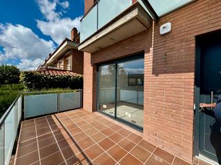 Haus in Montserrat 60. Casa d'obra nova en sant vicenç de torello