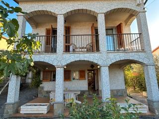 Casa en San salvador 32. Venta casa con jardín y piscina comunitaria en el calvet