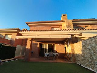 Casa aparellada a Carrer guifré el pilós 11. Chalet de obra vista para entrar a vivir