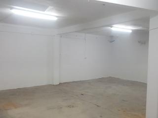 Lloguer Local Comercial a Santa joana d'arc 13. Amplio local de 200mts. particular