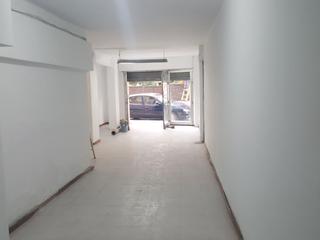 Lloguer Local Comercial a Santa joana d'arc 13. Amplio local de 200mts. particular