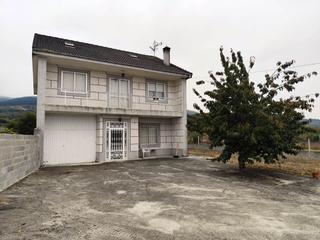 Mas à Ou-301 9. Vivienda planta baja, primera planta y buhardilla, con finca de