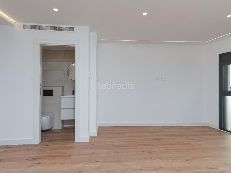 Foto b849dd59-e9b3-4535-a495-0ee2f6fa9603. Casa adossada a mossen anton 83 a Centre Badalona