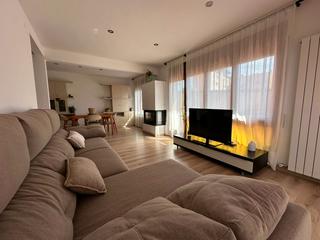 Appartement à C/ puigsacalm 11. Luz, espacio y tranquilidad: piso con patio y garaje privado