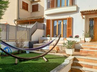 Casa pareada en Jaume nicolau, 8. Adosado moderno y reformado con jardín, terraza y garaje doble e