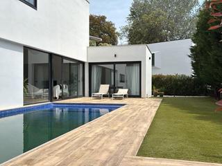 Xalet a Carrer turó d'en moixell 45. Vive la comodidad y el diseño en esta casa única