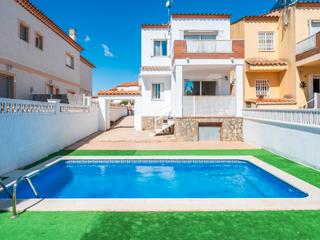 Casa a Carrer de la republica dominicana 3. Casa con piscina privada