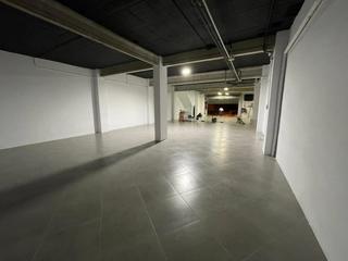 Location Local commercial à Camí ral de barcelona  18. Local en alquiler diáfano en sentmenat