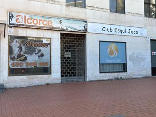 Lloguer Local Comercial a Regimiento de galicia 4. Local en alquiler en zona céntrica de jaca con gran visibilidad.