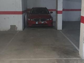 Aparcament cotxe a Laurea figuerola 12. Plaza doble de aparcamiento, parking, garaje, muy grande.