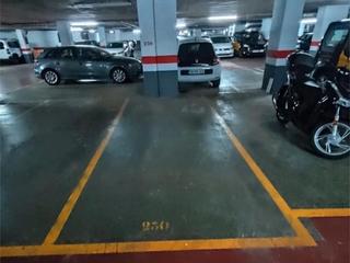 Aparcament cotxe a Riera blanca 180. Parking riera blanca