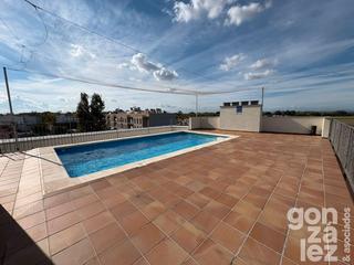 Piso en Carrer puigmal-e1 66. Venta piso, piscina, semi-nuevo, exterior con balcón