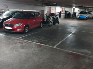 Lloguer Aparcament cotxe a Puig i valls 22-24. Plaza de parking en alquiler en sants-badal