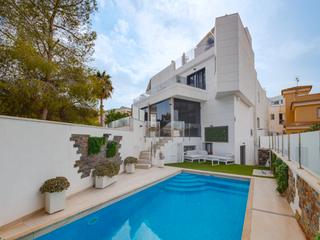 Xalet a Puig mayor 6. Villa con diseño moderno, piscina privada, cerca de campos de go