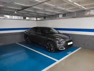 Aparcament cotxe a Carrer d'enric granados 7. Plaza de parking para coche grande y moto.