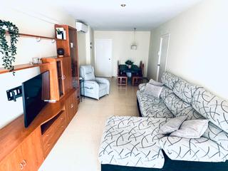 Pis a Frederic riu farre 3. Piso luminoso con 3 habitaciones y balcón