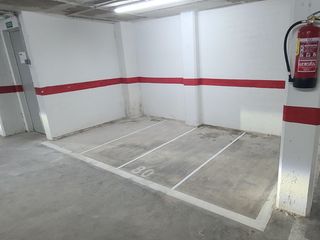 Rent Motorcycle parking in Menéndez valdés  11. Plaza para moto en el centro de mararó