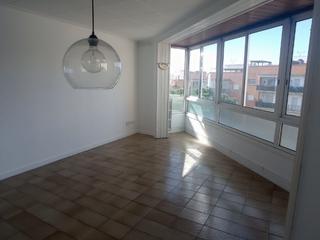 Pis a Cr. tarragona 44. Piso amplio y con mucha luz natural