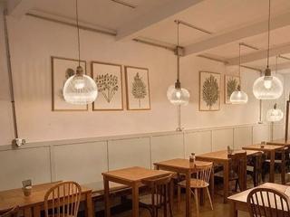 Umzug Geschäftsraum in Deu i mata 25. Bar / cafetería con encanto en zona muy transitada de les corts