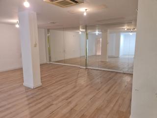 Local commercial à Niña guapa 7. Magnífico local a pie de calle