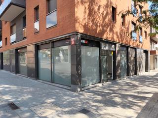 Location Local commercial à Ramon llull 15. Local esquinero, luminoso, con luz y agua, con trastero y en per