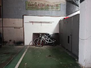 Aparcament cotxe a Segle xx 37. Plaza grande con armario de hierro incluido