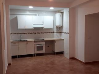 Rent Flat in Carrer del bisbe torras i bages 22. De particular a particular. només per 1 o 2 persones.
