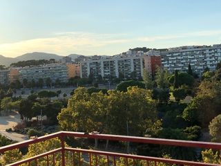 Pis a Camí de la geganta 25. Piso ático enfrente del parc central