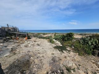 Chalet à Agua amarga-urbanova (distrito san gabriel-el palmeral-urbanova.. Casa independiente con gran terreno en libre playa – 3.200.000 €