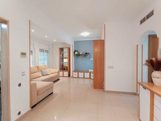 Maison jumelée à Passatge roura 28. Compuesta de dos pisos independientes + patios + terraza, en cal