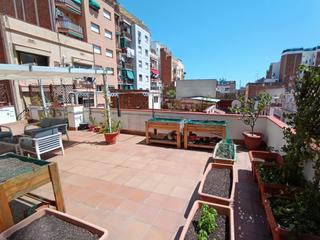 Maison jumelée à Passatge roura 28. Compuesta de dos pisos independientes + patios + terraza, en cal