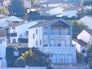 Chalet à Calle la cerradura nº 7. Casa independiente con preciosas vistas, piscina y jardín a 10 m