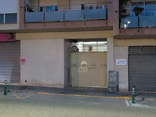 Lloguer Aparcament cotxe a Carrer de les flors  56. Parking en tancat