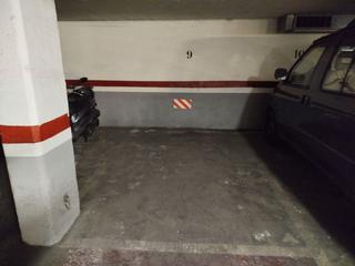 Aparcament cotxe a Carrer de guitard  44. Acceso sin maniobras