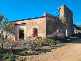 Finca rústica en Avinguda rafael de llao 2. Finca rústica a l'ampolla amb edificació i pou