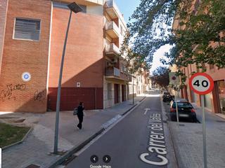 Alquiler Parking coche en Carrer del vallès 17. Plaza de aparcamiento alargada a pie de calle