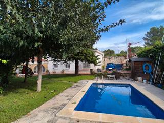 Maison à Carrer sant josep montanya 47. Se vende precioso chalet con jardín, piscina y vistas a la monta