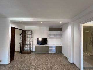 Rent Flat in Calle fuencaliente 4. Amplio piso familiar con garaje y ascensor en valencia