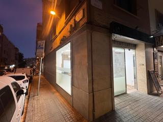 Location Local commercial à Via julia 16. Se alquila local en via julia