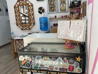 Pas-de-porte Local commercial à Calle dante alighieri num 37 local 2 blucktattoo 37. Traspaso estudio de tatuajes y piercings en pleno funcionamient