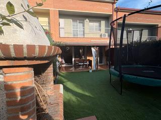 Maison jumelée à Abat oliba 29. Oportunidad de casa en la zona más demandada: "les comes"