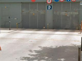 Aparcament cotxe a Avinguda salvador espriu 22. Plaza de parking cerca de can cabanyes