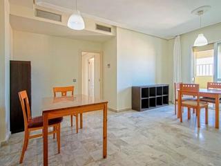 Location Appartement à Carrer de francesc pi i margall 109. Piso de 3 habitaciones con terraza y aire acondicionado