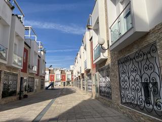 Casa adosada en Calle batalla de bailen 19. Casa adosada con piscina en urbanización en el centro