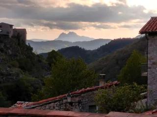 Casa a Carrer orient 1. Casa de piedra con gran terraza y vistas al pedraforca – ideal p