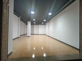 Rent Business premise in Concili de trento 47. Ideal para oficina. múltiples conexiones eléctricas y de interne