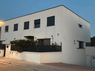 Casa adossada a Daró 15. Casa semi-nova de 3 anys amb certificació passivhaus – eficiènci
