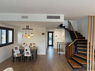 Casa adossada a Daró 15. Casa semi-nova de 3 anys amb certificació passivhaus – eficiènci